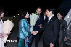 Chủ tịch nước Lương Cường và Phu nhân tới sân bay quốc tế J.F Kennedy, thành phố New York, Hoa Kỳ. (Ảnh: Lâm Khánh/TTXVN)