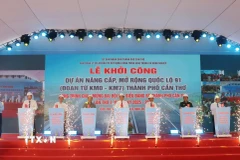 Các đại biểu thực hiện nghi thức khởi công dự án. (Ảnh: Ngọc Thiện/TTXVN)