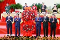 Chủ tịch Quốc hội Trần Thanh Mẫn tặng hoa chúc mừng Đại hội Đại biểu Đảng bộ tỉnh Khánh Hòa lần thứ nhất. (Ảnh: Doãn Tấn/TTXVN)