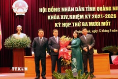 Lãnh đạo Hội đồng Nhân dân tỉnh Quảng Ninh tặng hoa chúc mừng ông Bùi Văn Khắng được bầu làm Chủ tịch Ủy ban Nhân dân tỉnh Quảng Ninh. (Ảnh: Văn Đức/TTXVN)