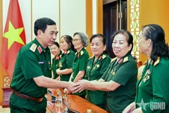 Bộ trưởng Bộ Quốc phòng ân cần hỏi thăm các nữ lái xe Trường Sơn. (Nguồn: Quân đội Nhân dân)