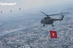 Ngắm trực thăng, tiêm kích chao lượn trên bầu trời Thành phố Hồ Chí Minh