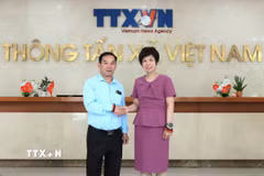 Tổng Giám đốc Thông tấn xã Việt Nam Vũ Việt Trang và ông Vansay Tavinyan, Phó Trưởng Ban Tuyên huấn Trung ương Đảng Nhân dân Cách mạng Lào, Tổng Biên tập Báo Pasaxon (Lào) tại Trung tâm Thông tấn Quốc gia (số 5 Lý Thường Kiệt, Hà Nội). (Ảnh: An Đăng/TTXVN)