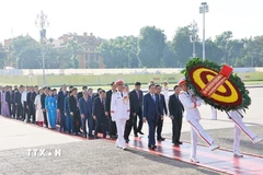 Chủ tịch Quốc hội Trần Thanh Mẫn dẫn đầu Đoàn đại biểu đến đặt vòng hoa, vào Lăng viếng Chủ tịch Hồ Chí Minh. (Ảnh: Doãn Tấn/TTXVN)