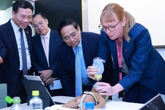 Thủ tướng Phạm Minh Chính xem thực hành cấp cứu trẻ sinh non theo quy trình và công nghệ của Viện Y khoa Karolinska. (Ảnh: Dương Giang/TTXVN)