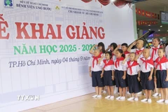 Các bệnh nhi tham gia Lớp học Hoa hướng dương hát Quốc ca trong Lễ khai giảng năm học mới 2025-2026. (Ảnh: Đinh Hằng/TTXVN)