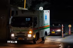 Xe cứu thương chuyển nạn nhân bị thương trong vụ rơi máy bay quân sự tới bệnh viện ở Bogota, Colombia, ngày 23/3/2026. (Ảnh: THX/TTXVN)
