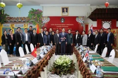 Đại sứ Phạm Việt Hùng (giữa) chụp ảnh lưu niệm với Ban lãnh đạo nhà trường cùng lãnh đạo Hội người Việt Nam tại Thái Lan và Hội người Việt Nam tỉnh Udon Thani. (Ảnh: TTXVN phát)