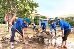 Lực lượng đoàn viên thanh niên Hà Tĩnh hỗ trợ vệ sinh, dọn dẹp sau khi lũ rút. (Ảnh: Hoàng Ngà/TTXVN)