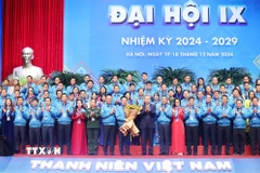 Tổng Bí thư Tô Lâm tặng hoa chúc mừng Ủy ban Trung ương Hội Liên hiệp Thanh niên Việt Nam khóa IX, nhiệm kỳ 2024-2029. (Ảnh: Thống Nhất/TTXVN)