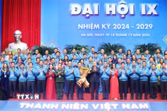 Tổng Bí thư Tô Lâm tặng hoa chúc mừng Ủy ban Trung ương Hội Liên hiệp Thanh niên Việt Nam khóa IX, nhiệm kỳ 2024-2029. (Ảnh: Thống Nhất/TTXVN)