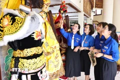 Đoàn viên, thanh niên các đơn vị tham gia các hoạt động nghệ thuật truyền thống nhằm góp phần nâng cao nhận thức, bồi dưỡng tình yêu và niềm tự hào đối với văn hóa của dân tộc. (Ảnh: Minh Đức/TTXVN)