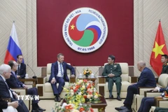 Thiếu tướng Đặng Hồng Triển, Tổng Giám đốc Trung tâm Nhiệt đới Việt-Nga tiếp Phó Chủ tịch thứ nhất Hội đồng Liên bang Quốc hội Liên bang Nga Andrey Vladimirovich Yatskin. (Ảnh: TTXVN phát)