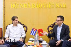 Chủ tịch Hội Nhà báo Việt Nam Lê Quốc Minh tiếp Chủ tịch Hãng thông tấn Prensa Latina (Cuba) Jorge Leganõa Alonso. (Ảnh: Minh Đức/TTXVN)