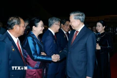 Các đại biểu tiễn Tổng Bí thư Tô Lâm và Phu nhân tại Sân bay Quốc tế Wattay, thủ đô Vientiane. (Ảnh: Thống Nhất/TTXVN)