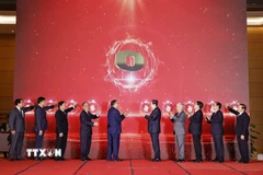 Chủ tịch Quốc hội Trần Thanh Mẫn, nguyên Tổng Bí thư Nông Đức Mạnh và các lãnh đạo, nguyên lãnh đạo Đảng, Nhà nước thực hiện nghi thức khai trương Bảo tàng Quốc hội Việt Nam. (Ảnh: Doãn Tấn/TTXVN)