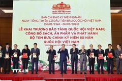 Chủ tịch Quốc hội Trần Thanh Mẫn trao sách tặng nguyên Tổng Bí thư Nông Đức Mạnh và các lãnh đạo, nguyên lãnh đạo Đảng, Nhà nước. (Ảnh: Doãn Tấn/TTXVN)