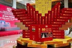 Cuốn sách ảnh song ngữ Việt-Anh “80 năm Quốc hội Việt Nam (1946-2026)" do Nhà xuất bản Thông tấn (TTXVN) phối hợp với Vụ Thông tin và Thư viện thuộc Văn phòng Quốc hội tổ chức biên soạn, xuất bản. (Ảnh: TTXVN)