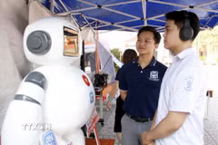 Trải nghiệm robot Anbi tại Ngày hội 'Thanh niên Bắc Giang-Đổi mới sáng tạo thời đại số.' (Ảnh: Đồng Thúy/TTXVN)