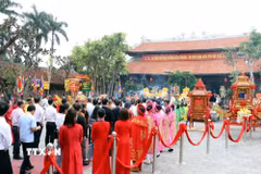 Các đại biểu cùng nhân dân và du khách dâng hương tưởng niệm Đức Quan lớn Tuần Tranh tại hội Đền Tranh 2026. (Ảnh: Mạnh Tú/TTXVN)