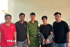 Công an phường An Tịnh (Tây Ninh) tạm giữ đối tượng Huỳnh Văn Hiếu. (Ảnh: TTXVN phát)