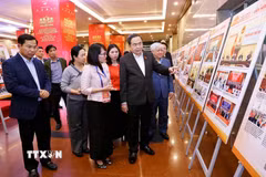 Chủ tịch Quốc hội Trần Thanh Mẫn kiểm tra khu trưng bày ảnh về hoạt động của Quốc hội chuẩn bị cho Lễ trao giải. (Ảnh: Doãn Tấn/TTXVN)