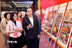 Chủ tịch Quốc hội Trần Thanh Mẫn kiểm tra khu trưng bày ảnh về hoạt động Quốc hội chuẩn bị cho Lễ trao giải. (Ảnh: Doãn Tấn/TTXVN)