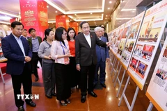 Chủ tịch Quốc hội Trần Thanh Mẫn kiểm tra khu trưng bày ảnh về hoạt động của Quốc hội chuẩn bị cho Lễ trao giải. (Ảnh: Doãn Tấn/TTXVN)