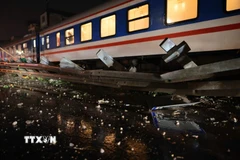 Hiện trường vụ tai nạn giao thông giữa tàu hỏa và ôtô tải xảy ra tại Quốc lộ 1A (đoạn qua thôn Yên Phú, xã Ngọc Hồi, thành phố Hà Nội). (Ảnh: Phạm Tuấn Anh/TTXVN)