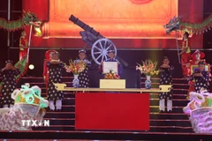 Nghi thức khai hỏa thần công. (Ảnh: Huỳnh Sơn/TTXVN)