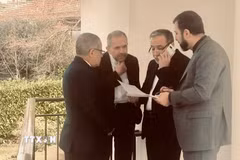 Phái đoàn Iran do Ngoại trưởng Abbas Araghchi (thứ 2, phải) dẫn đầu tới tham gia vòng đàm phán hạt nhân gián tiếp lần thứ ba với phía Mỹ tại Geneva (Thụy Sĩ) ngày 26/2/2026. (Ảnh: IRNA/TTXVN)