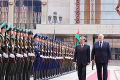 Tổng Bí thư Tô Lâm và Tổng thống Belarus Aleksandr Lukashenko duyệt Đội danh dự. (Ảnh: Thống Nhất/TTXVN)