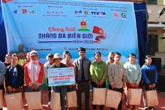 Ban tổ chức trao bảng tượng trưng tặng 100 suất quà cho người nghèo xã Ia Chía. (Ảnh: Hồng Điệp/TTXVN)