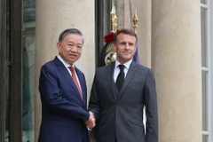Sáng 7/10/2024, giờ địa phương (chiều 7/10, giờ Hà Nội), tại Điện Elysee ở thủ đô Paris, Tổng Bí thư, Chủ tịch nước Tô Lâm dự Lễ đón trọng thể do Tổng thống Cộng hòa Pháp Emmanuel Macron chủ trì. (Ảnh: Trí Dũng/TTXVN)