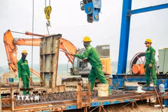 Máy móc, nhân lực của nhà thầu chia thành nhiều mũi, phấn đấu hoàn thành bệ trụ cầu Thượng Cát trước ngày 30/6/2026 và hợp long cầu dự kiến vào ngày 20/9/2026. (Ảnh: Trung Nguyên/TTXVN) 
