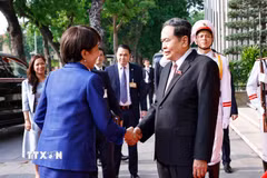 Chủ tịch Quốc hội Trần Thanh Mẫn đón Thủ tướng Nhật Bản Takaichi Sanae. (Ảnh: Doãn Tấn/TTXVN)