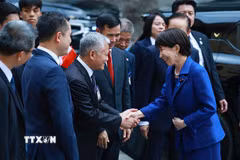 Thủ tướng Nhật Bản Takaichi Sanae đến thăm và phát biểu chính sách tại Đại học Quốc gia Hà Nội. (Ảnh: Dương Giang/TTXVN)