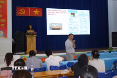 Các đại biểu trình bày về tầm quan trọng của thực phẩm gắn tick xanh trách nhiệm trong việc giảm thiểu rủi ro mất an toàn thực phẩm trong bữa ăn học đường. (Ảnh: Hương Giang/TTXVN)