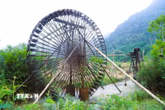Vị trí những cọn nước luôn nằm bên bờ suối, không nằm ở vị trí giữa dòng chảy và được khảo sát kỹ để vừa tiết kiệm chi phí, công sức lắp đặt, vừa đảm bảo sự vận hành lâu dài, liên tục, bền bỉ của cọn nước. (Ảnh: Xuân Tiến/TTXVN)