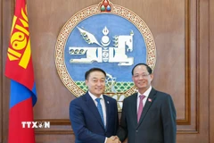 Phó Chủ tịch Quốc hội Trần Quang Phương và Chủ tịch Quốc hội Mông Cổ Dashzegve Amarbayasgalan. (Ảnh: TTXVN phát)