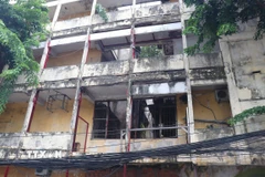 Một số đoạn lan can chung cư Vĩnh Hội (phường Vĩnh Hội) đã không còn nên được rào chắn tạm thời để phòng tránh nguy hiểm. (Ảnh: Thanh Vũ/TTXVN)