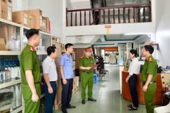 Cơ quan cảnh sát điều tra thi hành lệnh khám xét khẩn cấp nơi ở và nơi làm việc của Nguyễn Thị Thanh Huyền, Giám đốc Công ty TNHH Thương mại và Dịch vụ Sông Lam. (Nguồn: Công an tỉnh Phú Thọ)