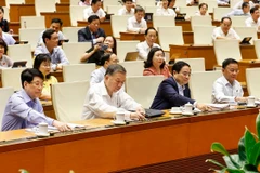 Tổng Bí thư Tô Lâm. Chủ tịch nước Lương Cường, Thủ tướng Phạm Minh Chính và đại biểu ấn nút thông qua các nghị quyết và luật. (Ảnh: Doãn Tấn/TTXVN)