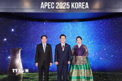 Chủ tịch nước Lương Cường và Tổng thống Hàn Quốc Lee Jae-myung cùng Phu nhân chụp ảnh chung. (Ảnh: Lâm Khánh/TTXVN)