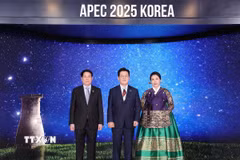 Chủ tịch nước Lương Cường và Tổng thống Hàn Quốc Lee Jae-myung cùng Phu nhân chụp ảnh chung. (Ảnh: Lâm Khánh/TTXVN)