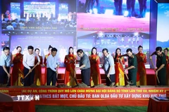 Thủ tướng Phạm Minh Chính và các đại biểu khởi công Dự án Trường nội trú liên cấp Tiểu học và Trung học cơ sở Bát Mọt, xã Bát Mọt, tỉnh Thanh Hóa, chiều 14/10/2025. (Ảnh: Dương Giang/TTXVN)