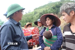 Phó Thủ tướng Hồ Quốc Dũng tặng quà cho nhân dân 5 thôn bị cô lập của xã Ngọc Linh. (Ảnh: Phạm Cường/TTXVN)