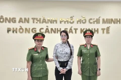 Công an Thành phố Hồ Chí Minh đọc quyết định khởi tố vụ án, khởi tố bị can và thi hành Lệnh bắt đối với bị can Trương Ngọc Ánh. (Ảnh: TTXVN phát)