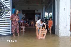 Người dân Huế tất bật dọn dẹp nhà cửa sau lũ. (Ảnh: Hải Âu/TTXVN)