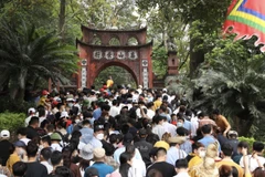 Hàng nghìn du khách chen chân đến dâng hương tại Đền Hùng vào ngày Giỗ Tổ 10/3 âm lịch. (Ảnh: Minh Quyết/TTXVN)
